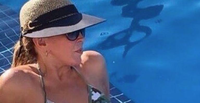 Aos 62 anos, Zilu Camargo elege biquíni finíssimo e ostenta coxas torneadas: “Poderosa”
