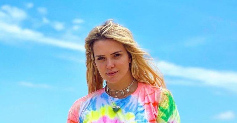 Apaixonada, ex-BBB Marcela Mc Gowan combina look com namorada e casal posa agarradinho em clique: “Lindas”