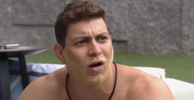 BBB21: Caio deixa escapar palavrão e se revolta com comportamento de Fiuk após refeição: ”Precisa debochar?”
