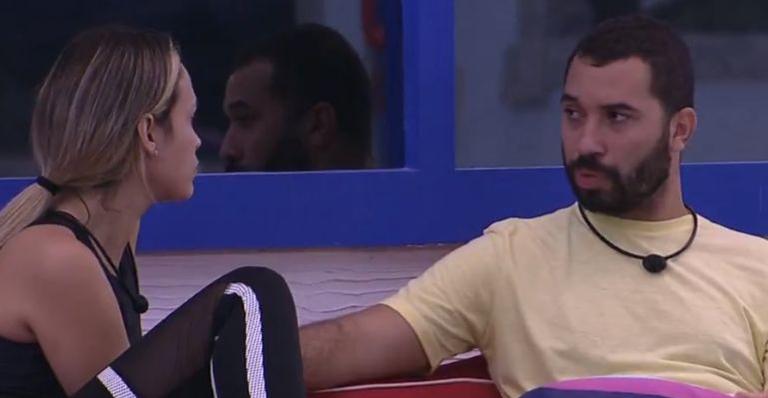 BBB21: Durante conversa com Sarah, Gilberto detona postura de Karol Conká: “Acha que é dona da verdade”