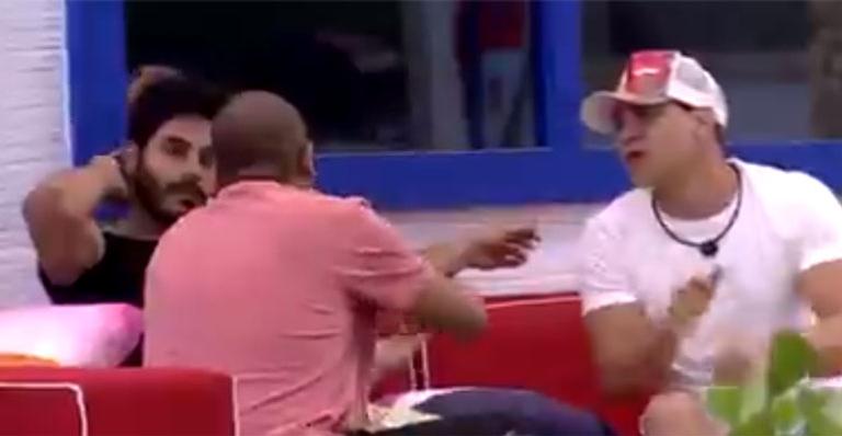 BBB21: Projota, Rodolffo e Caio usam celular para elaborar estratégia e público reclama: “Pode isso?”