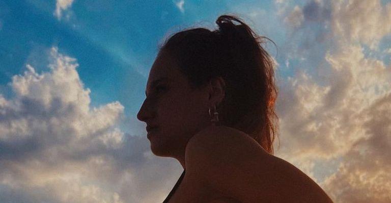 Bruna Griphao faz pose estratégica usando biquíni fio-dental e ostenta silhueta absurda nas redes: “Pelo amor de Deus”
