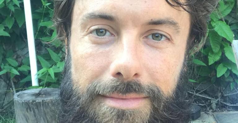 Como assim? Kayky Brito ‘entra’ no freezer para se refrescar do clima quente: “Calor do Rio”