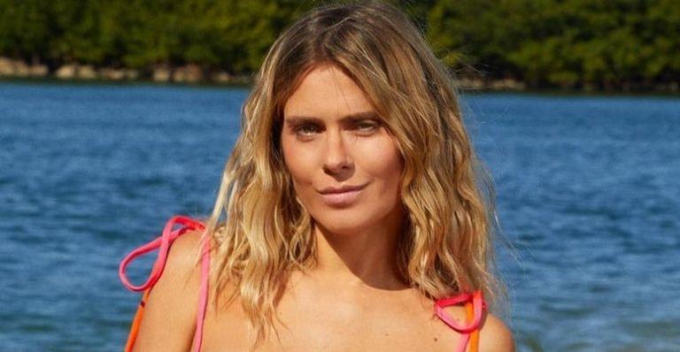 De surpresa, Carolina Dieckmann abandona os fios loiros e radicaliza com cabelo moreno: “Louca”