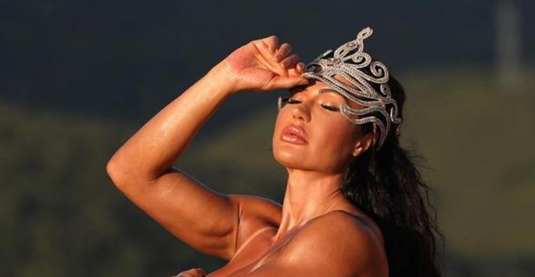 Escultura? Gracyanna Barbosa posa completamente nua, ostenta corpão musculoso e deixa web perplexa