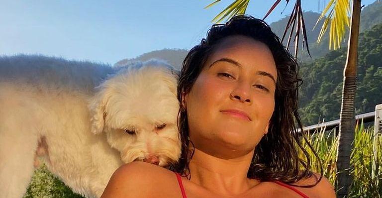 Filha gata de Fátima Bernardes e William Bonner posa de biquíni ao se refrescar em piscina: “Definição de perfeição”