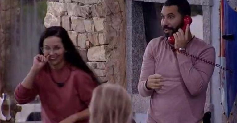 BBB21: Gilberto confunde som de patrocinador com big fone e corre para atender