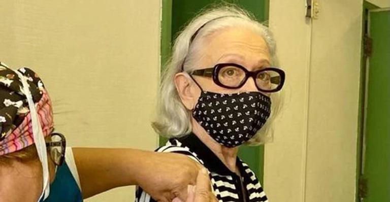 Aos 91 anos, Fernanda Montenegro é vacinada contra a Covid-19 e agradece ao SUS: “Obrigado”