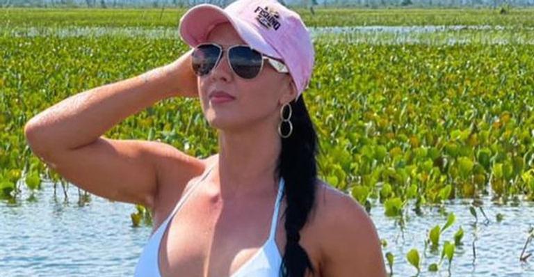 Sarada, Graciele Lacerda posa de biquíni branco fio-dental para os olhos de Zezé di Camargo: “Quem se arriscaria?”