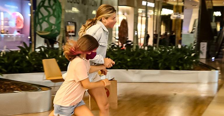 O que rolou? Grazi Massafera é flagrada correndo por corredores de shopping ao lado da filha, Sofia