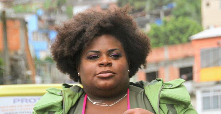Poderosa! Jojo Todynho sobe o morro com vestido curtíssimo e exibe suas curvas nos bastidores de gravação