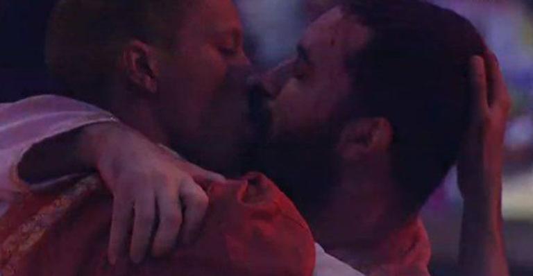 BBB21: Gilberto e Lucas dão beijão de tirar o fôlego e deixam a casa perplexa: “Fiz o que estava com vontade”