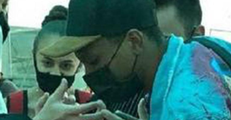 Após desistir do BBB21, Lucas Penteado é recebido por fãs em aeroporto e ganha carinho ao voltar para casa