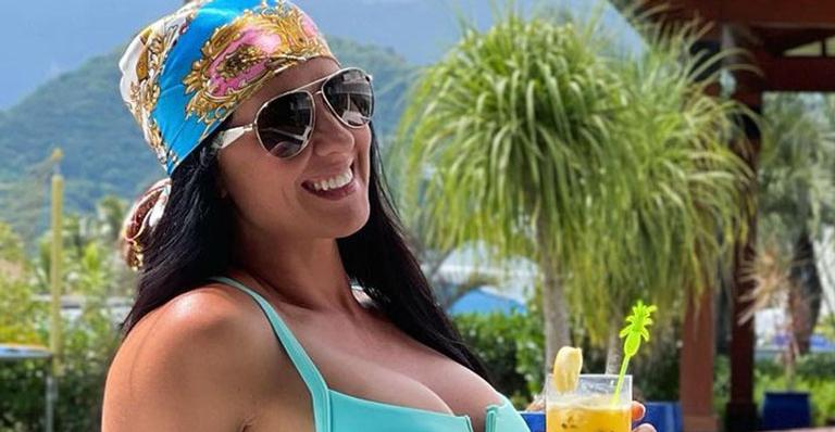 Noiva de Zezé di Camargo elege biquíni fio-dental e posa em cliques sensuais em piscina luxuosa: “Deliciosa”