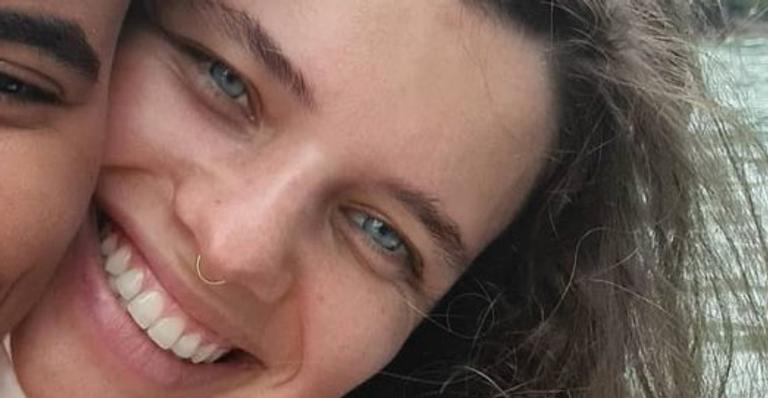 É o amor! Bruna Linzmeyer posa agarradinha com a namorada gata e coleciona elogios: ”Que casalzão!”