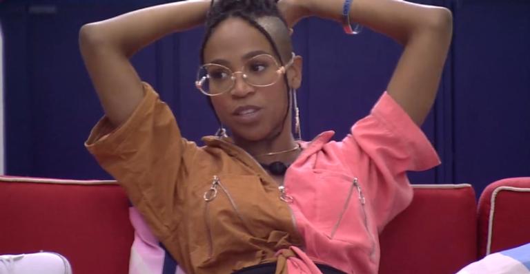 BBB21: Após ficar com Arcrebiano, Karol Conká detona beijo do brother: ”Língua é uma lixa”