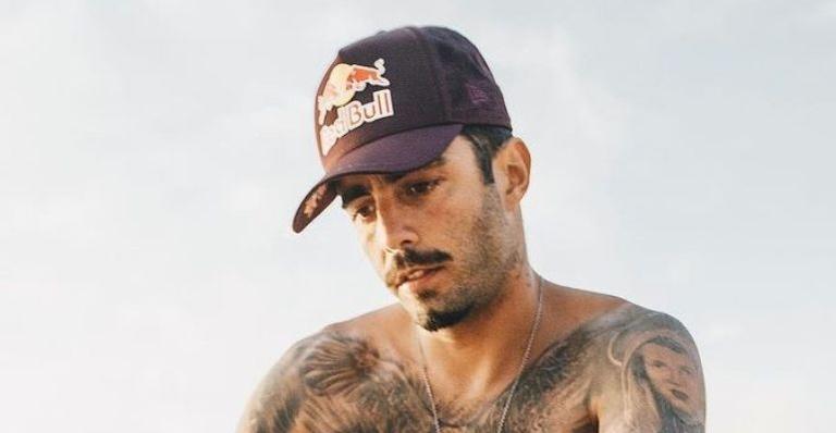 Na lata! Pedro Scooby rebate internauta após críticas a seu corpo: “Barriga não quer dizer saúde”