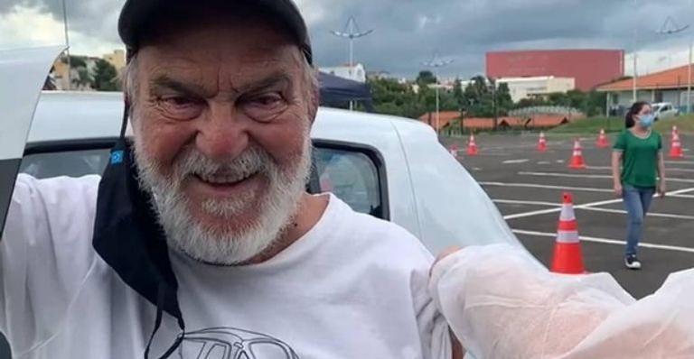 Aos 91 anos, Lima Duarte é vacinado contra à Covid-19 e brinca: “Vou virar um jacaré?”