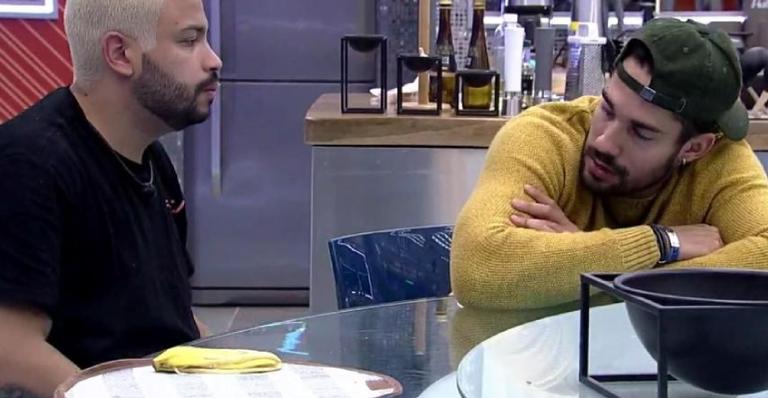 BBB21: Arcrebiano pede desculpas a Projota após confusão com Karol Conká: ”Errei em não me posicionar”