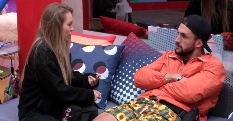 Arthur pede desculpas a Carla Diaz por tratar Karol Conká normalmente após confusão