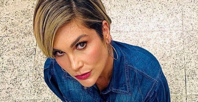 Ao fazer compras, Flávia Alessandra faz combinação inusitada do sapato com produtos de limpeza