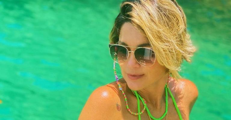 Flávia Alessandra elege biquíni neon e arranca suspiros ao ostentar curvas impecáveis
