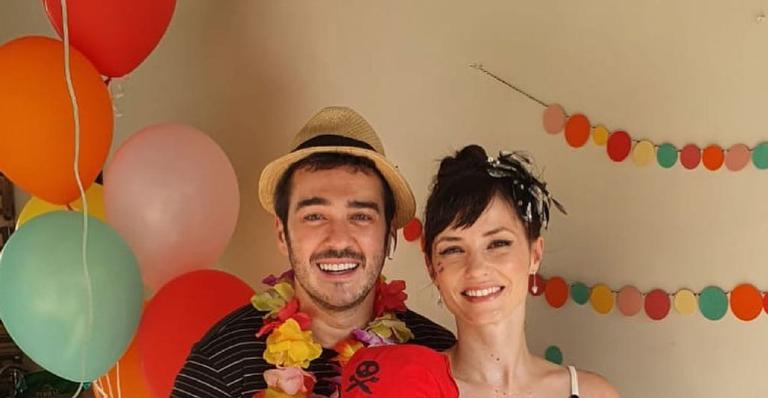 Marcos Veras improvisa carnaval para celebrar aniversário de seis meses do filho