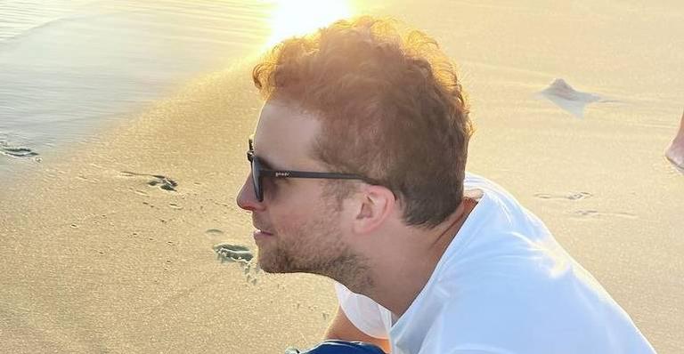 Thiago Fragoso explode o fofurômetro ao levar o filho caçula à praia pela primeira vez: “Foi emocionante”