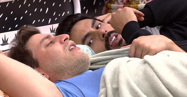 BBB21: Na cama, Caio se declara para Rodolffo e comemora relação cada vez mais próxima: “Só nós dois”