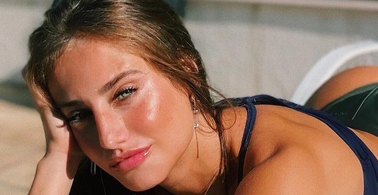 Bruna Griphao arranca o fôlego da web ao ostentar curvas monumentais com biquíni fio-dental: “Você não existe”