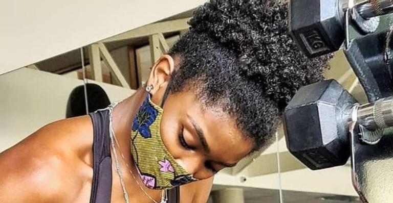 Erika Januza ostenta músculos definidos durante treino e arranca suspiros da web: “Em construção”