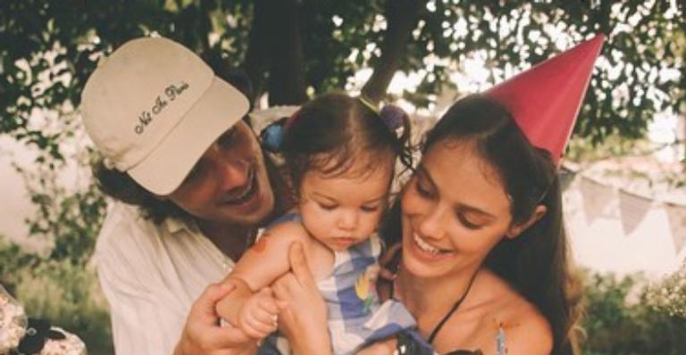 Laura Neiva e Chay Suede resgatam fotos inéditas do primeiro aniversário da filha: ”Sonho”