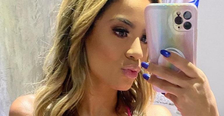 Lexa dá puxadinha na calcinha do biquíni em clique ousado e ostenta shape espetacular: “Eu morro”
