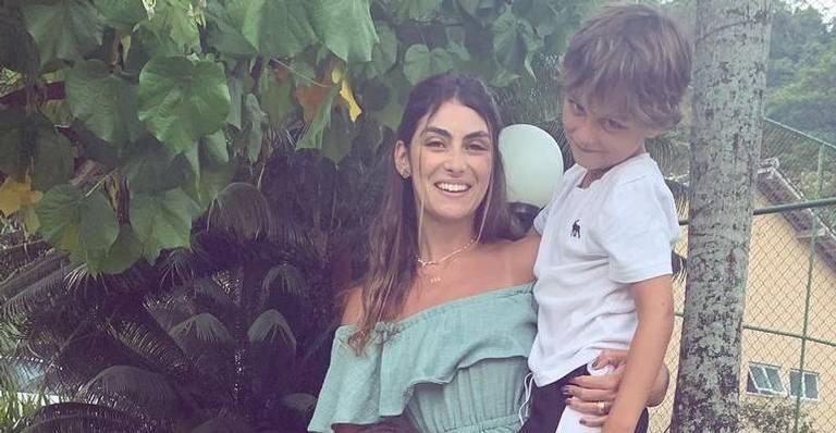 Mãe de três, Mariana Uhlmann desabafa sobre ‘surtos’ da maternidade: “Dá vontade de fugir”