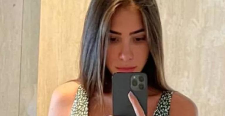 Dois meses após dar à luz, Romana Novais posa com maiô cavadíssimo e deixa fãs em choque