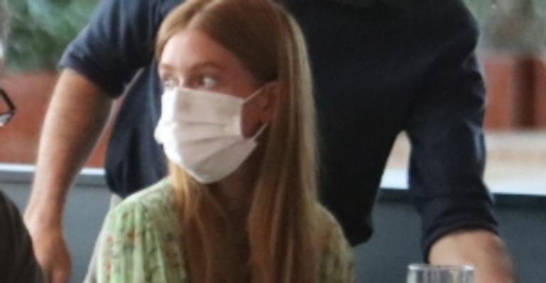 Solteira, Marina Ruy Barbosa curte almoço acompanhada e surpreende com look exótico