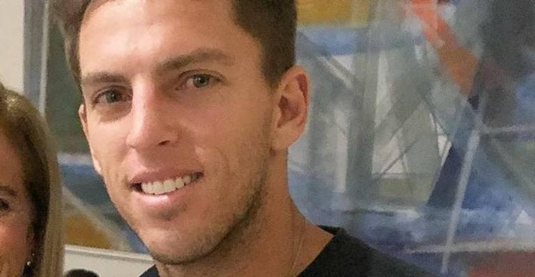 Amaury Nunes surpreende a web ao surgir em clique raríssimo com a mãe: “Amor de filho”