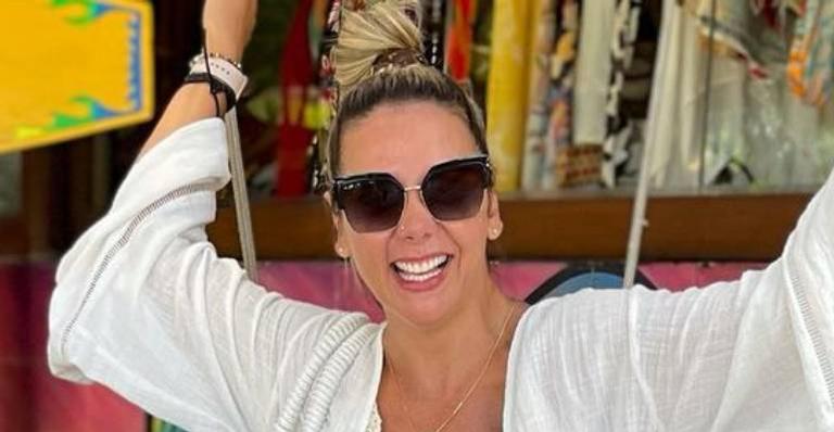 Aos 43 anos, Carla Perez ostenta barriga sequíssima e causa inveja nos fãs: “A mais linda do Brasil”