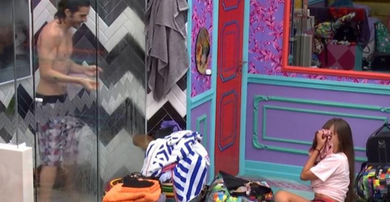 BBB21: Como assim? Thaís cheira roupa íntima de Fiuk e momento viraliza na web