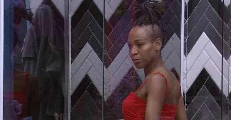 BBB21: Reflexiva, Karol Conká analisa o jogo após novas desavenças e se preocupa: ”Estou visada”