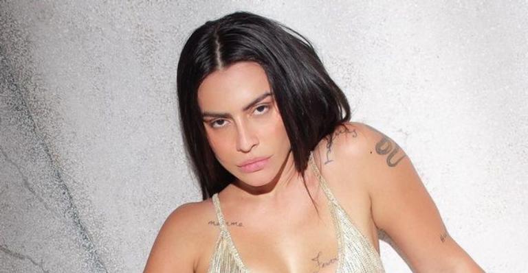Poderosa, Cleo ostenta físico invejável em clique de biquíni mínimo e trava web: ”Uma Deusa”