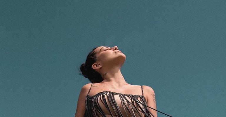 Poderosa, Cleo Pires ostenta corpo sequinho ao eleger produção diferentona com biquíni e salto alto: “Não dou conta”