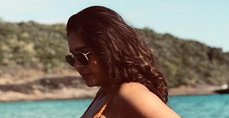 Ex-BBB Gizelly Bicalho causa ao ostentar curvas exuberantes a beira mar: “Que obra de arte”