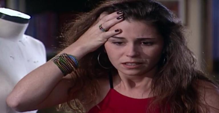 Laços de Família: Capitu se desespera ao perceber que foi roubada por Maurinho