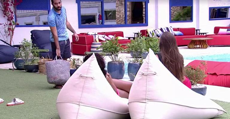 BBB21: Máquina de lavar gera críticas dos brothers e Gilberto se decepciona: “Não lava o sovaco”