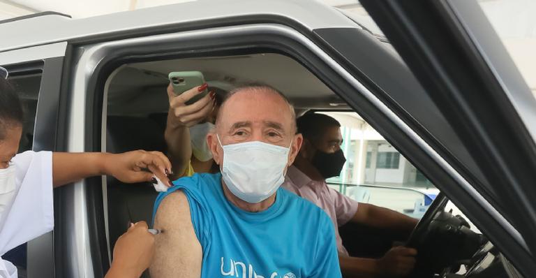 Renato Aragão se emociona ao receber vacina contra Covid-19: ”Contei as horas”