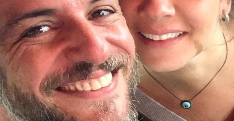 Discreto, Rodrigo Lombardi surge em clique raro ao lado da esposa e do herdeiro: ”Lindos”