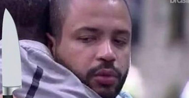 BBB21: Equipe de Projota desmente montagem em que rapper aparece armado com faca: “Mau gosto”