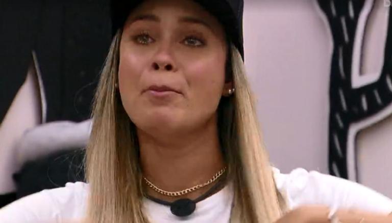 BBB21: Sarah cai no choro ao saber de conversa entre Gilberto e Lumena: “Muito injusto”