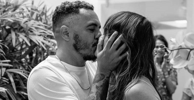 Gravidinhos! Papai de quinta viagem, Marcelo D2 anuncia gravidez de Luiza Peixoto e mostra barrigão